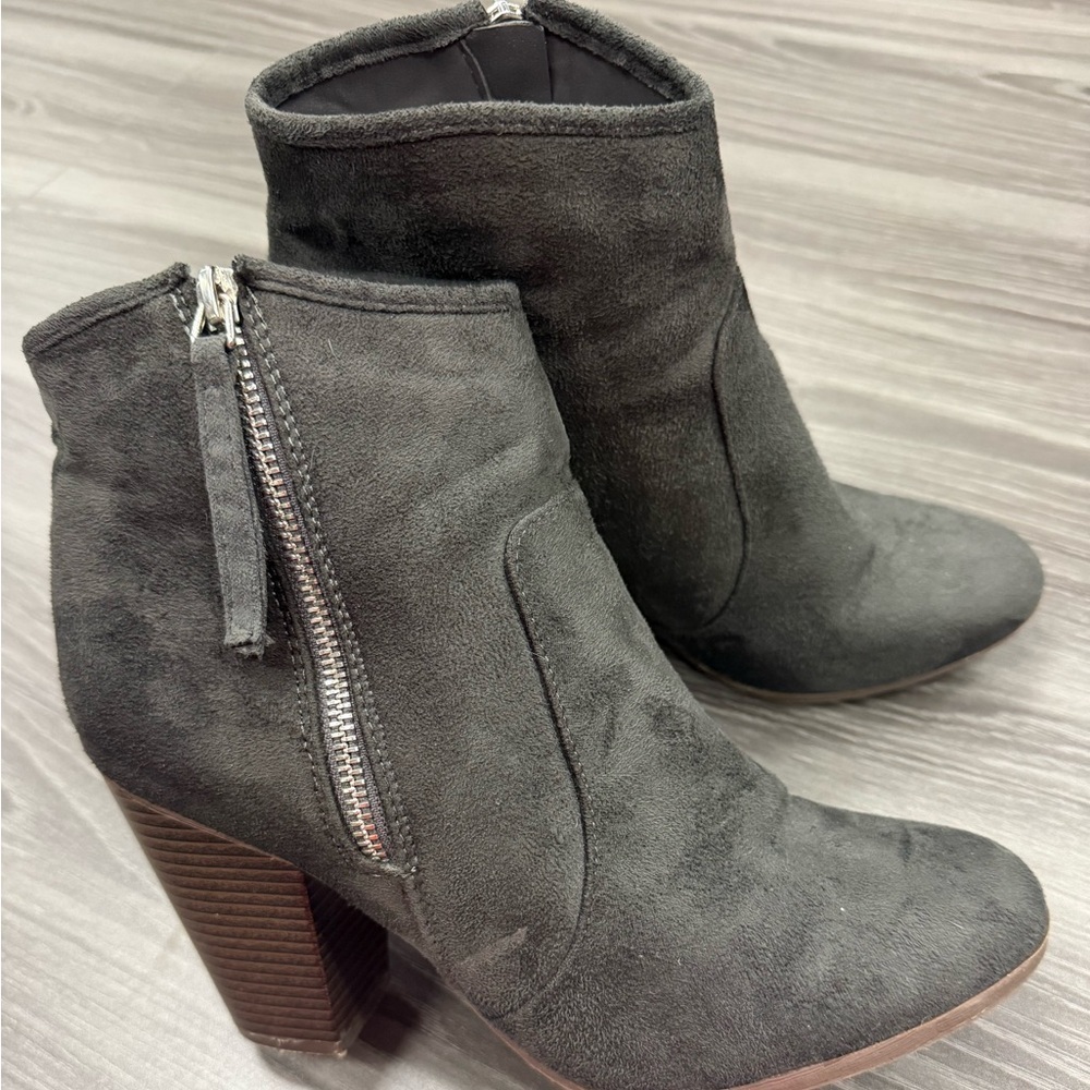 Journee Collection Link Women’s Ankle Boots Gray Faux Suede Booties Size 10